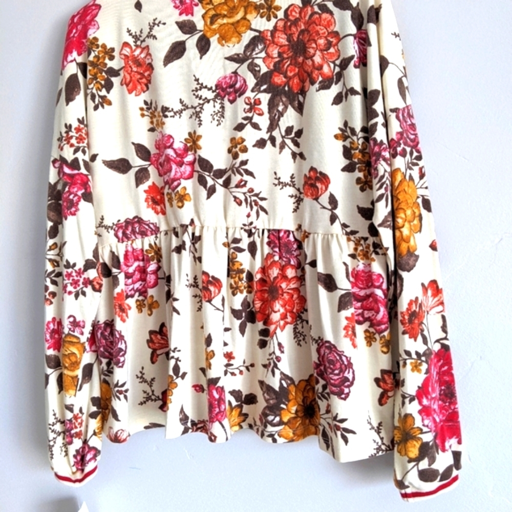 🆕🌿FLORAL TOP🌿 - Picture 2 of 7